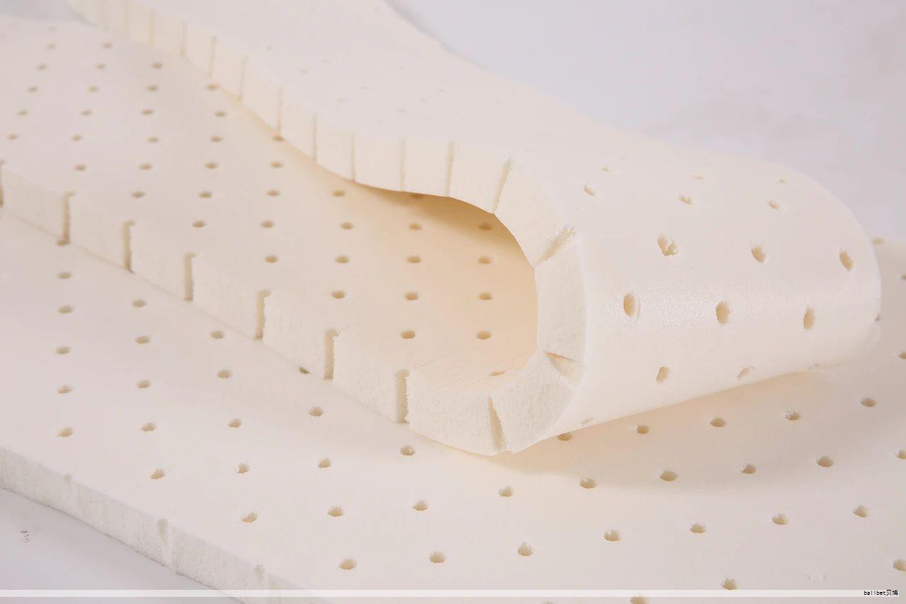 一个优质睡眠对第二天的精神状态至关重要,因此选对床垫尤为关键。本文围绕乳胶床垫的相关知识、厚度选择、优缺点以及品牌参考,帮助你做出更明智的决策。 一个优质睡眠对第二天的精神状态至关重要,因此选对床垫尤为关键。本文围绕乳胶床垫的相关知识、厚度选择、优缺点以及品牌参考,帮助你做出更明智的决策。