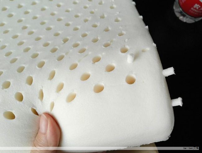 在选购乳胶床垫时,消费者需要关注多个维度来匹配个人需求。乳胶含量直接影响柔软度、回弹性与使用寿命,通常建议选择高乳胶含量的产品以获得更好的支撑与舒适体验。软硬程度要与使用者体重、睡姿和年龄相匹配;老年人可能偏好略硬一点的支撑,以保护脊柱。分区设计有助于实现局部支撑和脊柱自然曲线,而非分区的床垫则更趋于均衡舒适。此外,防螨、抗菌、易清洁等功能也能提升卫生与长期使用体验。综合上述因素,结合个人需求来权衡乳胶含量、硬度、分区设计及附加功能,通常能找到更贴合自身的理想床垫。 在选购乳胶床垫时,消费者需要关注多个维度来匹配个人需求。乳胶含量直接影响柔软度、回弹性与使用寿命,通常建议选择高乳胶含量的产品以获得更好的支撑与舒适体验。软硬程度要与使用者体重、睡姿和年龄相匹配;老年人可能偏好略硬一点的支撑,以保护脊柱。分区设计有助于实现局部支撑和脊柱自然曲线,而非分区的床垫则更趋于均衡舒适。此外,防螨、抗菌、易清洁等功能也能提升卫生与长期使用体验。综合上述因素,结合个人需求来权衡乳胶含量、硬度、分区设计及附加功能,通常能找到更贴合自身的理想床垫。