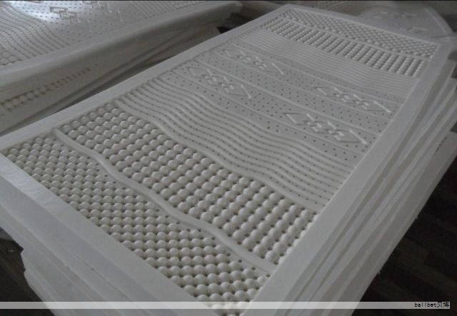 乳胶床垫以其出色的舒适度与支撑性，成为许多人卧室的优选。就寿命而言，乳胶床垫的常见区间大致为8到12年，这一数字并非绝对，但足以作为参考。床垫的耐用程度受到多种因素影响，如使用频率、日常保养、品牌质量等。若每天使用且缺乏定期翻转与清洁，磨损速度可能更快；相反，优质天然乳胶在妥善护理下，通常能维持较长的使用寿命，甚至超过十年。