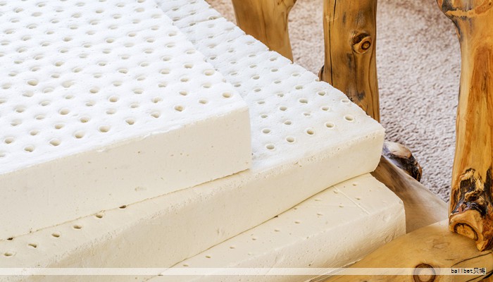 如今市面上天然乳胶枕头品牌众多，挑选要真正符合自己睡眠需求并不简单。为帮助你在2025年快速锁定合适款式，本文整理了当前热销的十款天然乳胶枕头，从乳胶含量、产地、工艺、设计与使用体验等多维度进行对比，便于直接参照和筛选。