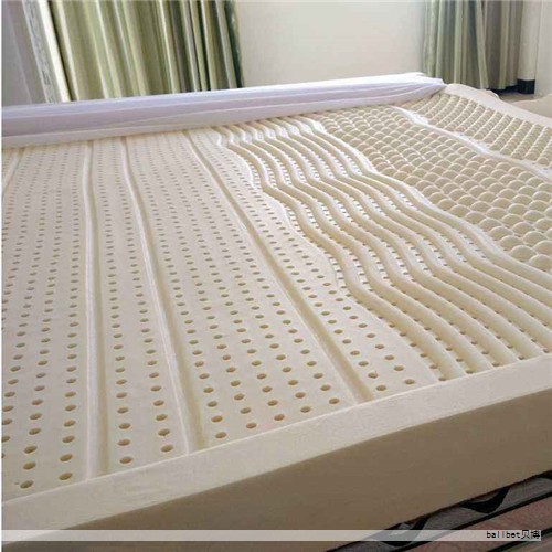 选一款理想的乳胶床垫并非易事,市面品牌众多、设计风格各异、材料与工艺差异显著。以下整理了十个知名品牌的核心设计理念、科技应用与用户口碑要点,帮助你在复杂市场中更清晰地判断,确保每晚都享有健康舒适的睡眠体验。 选一款理想的乳胶床垫并非易事,市面品牌众多、设计风格各异、材料与工艺差异显著。以下整理了十个知名品牌的核心设计理念、科技应用与用户口碑要点,帮助你在复杂市场中更清晰地判断,确保每晚都享有健康舒适的睡眠体验。