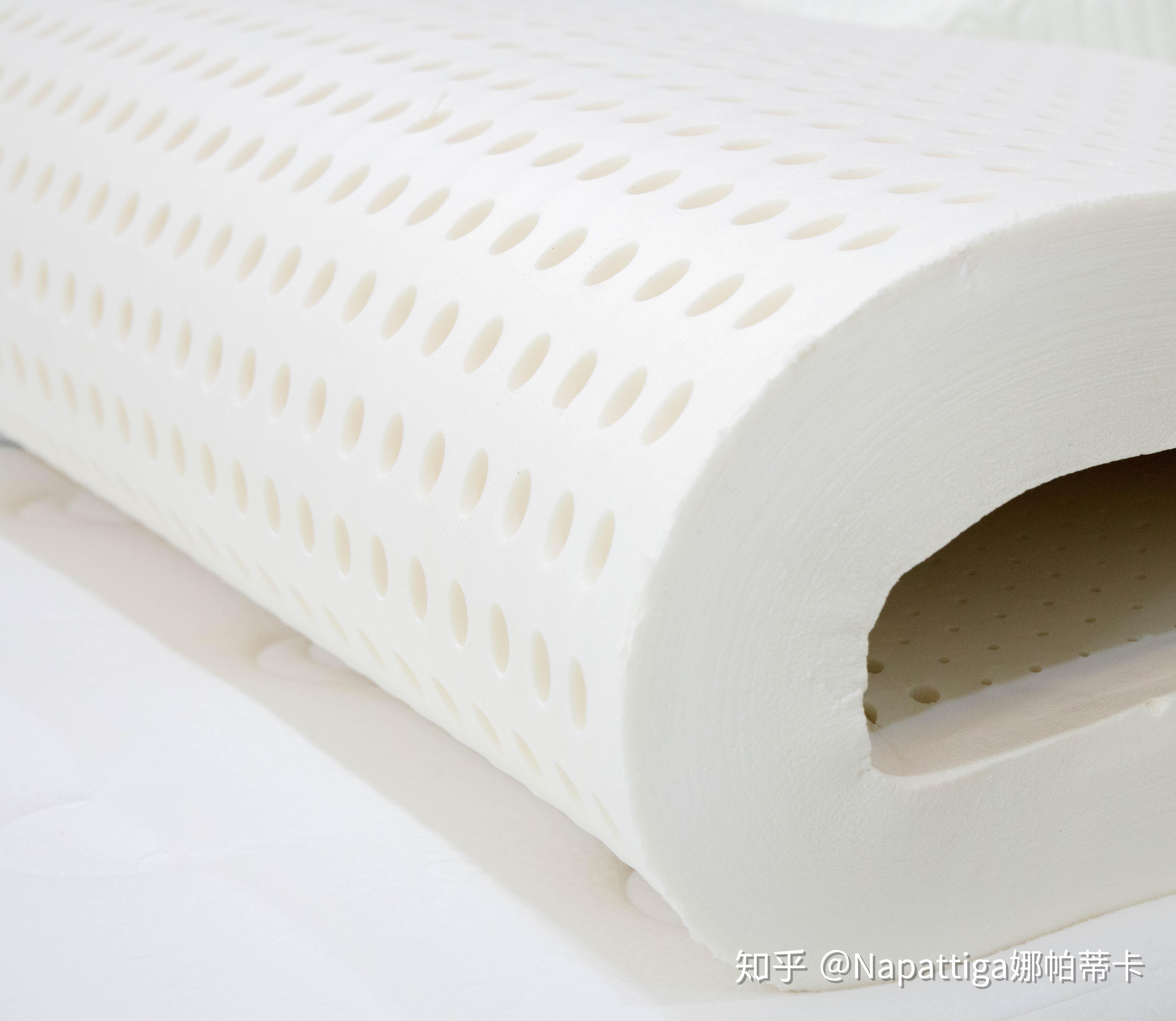 长江轴承副总工程师徐金国紧盯着高速旋转的测试轴承