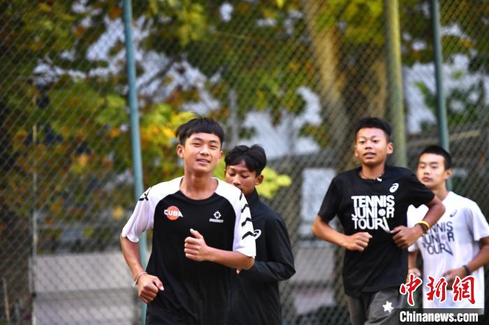 六年穿坏54双鞋，最怕停训的“背篓少年”用网球