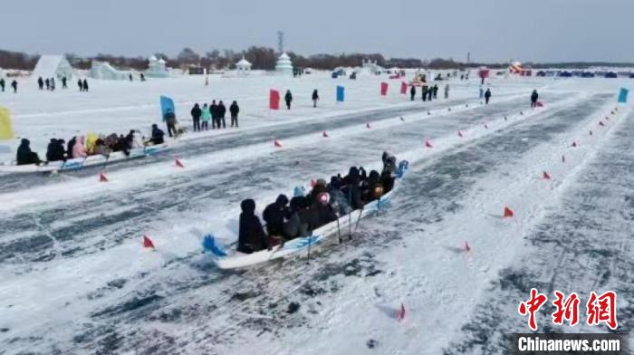 兴凯湖首届冰龙舟赛盛大开幕冰面逐浪迎龙年风