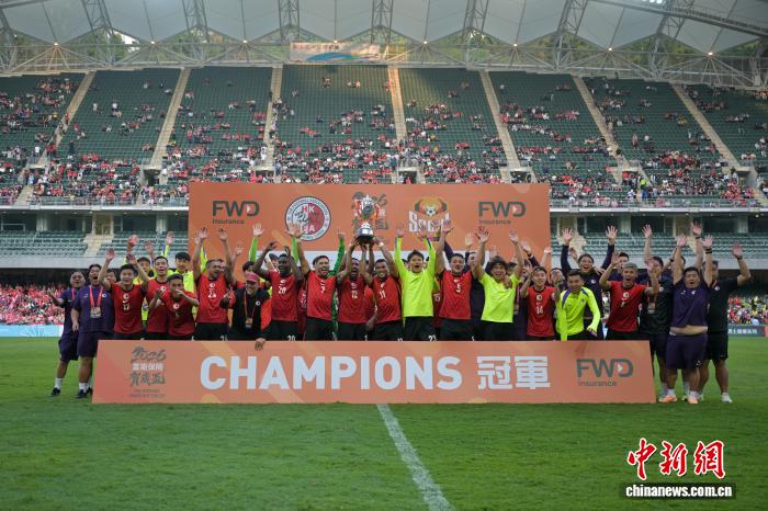 新春见闻：万人汇聚港岛草坪，港队点球夺冠庆
