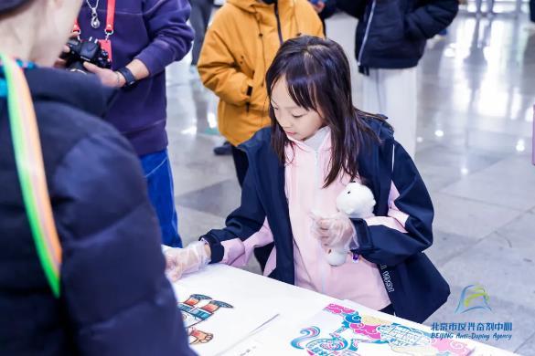 北京马拉松博览会反兴奋剂展区吸引5000跑者沉浸