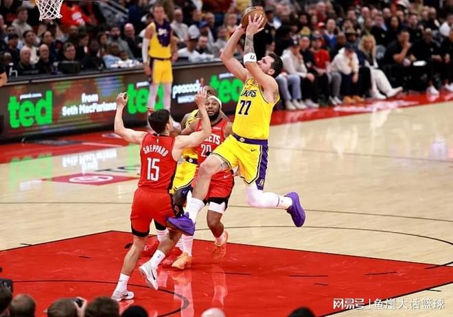 湖人险胜火箭暴露篮板短板 东契奇失误成关键转