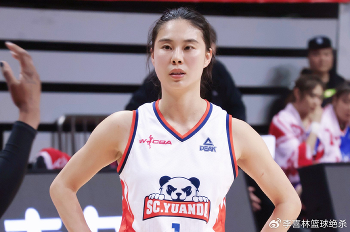 四川女篮双杀上海挺进四强 王思雨两战得分上双