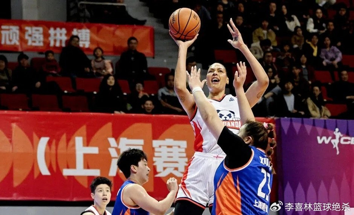 四川女篮双杀上海挺进四强 王思雨两战得分上双