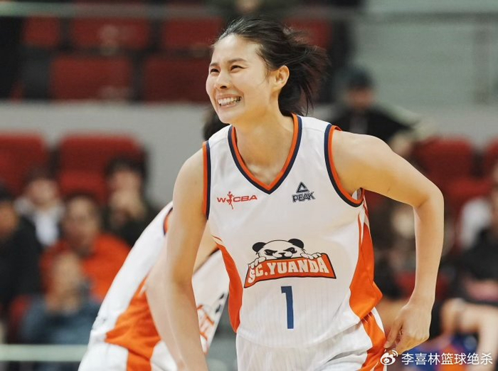 四川女篮双杀上海挺进四强 王思雨两战得分上双