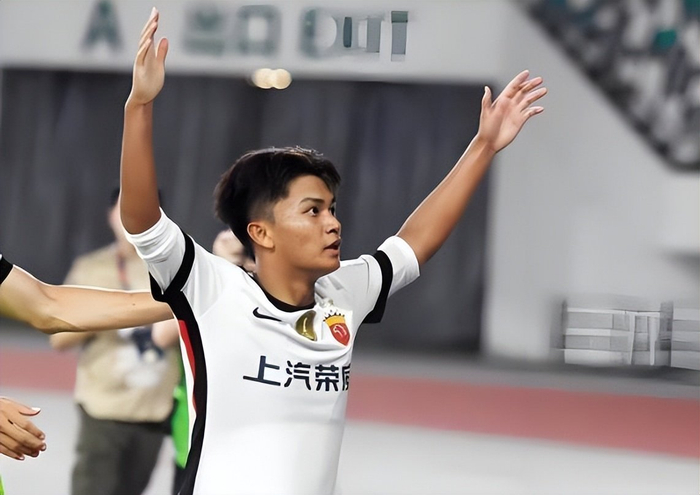 14岁中国小将李昊炎签约巴萨梯队 成首位正式加