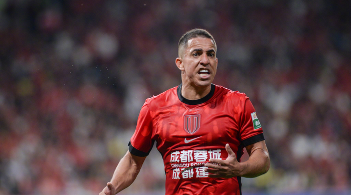 成都蓉城主场大胜青岛西海岸 罗慕洛达成中超百