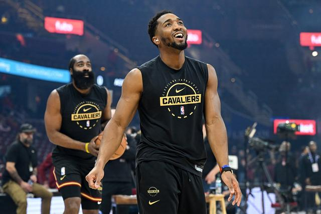 米切尔哈登联手逆转鹈鹕 关键进球定乾坤