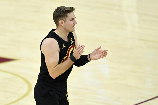 米切尔哈登联手逆转鹈鹕 关键进球定乾坤