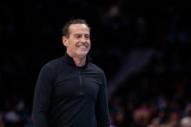 米切尔哈登联手逆转鹈鹕 关键进球定乾坤