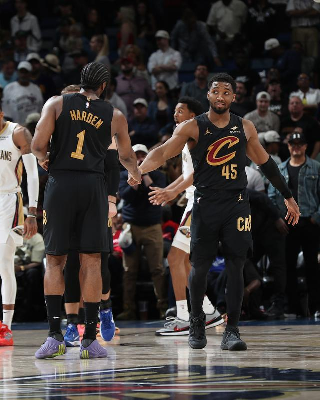 米切尔哈登联手逆转鹈鹕 关键进球定乾坤