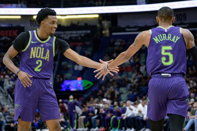 米切尔哈登联手逆转鹈鹕 关键进球定乾坤