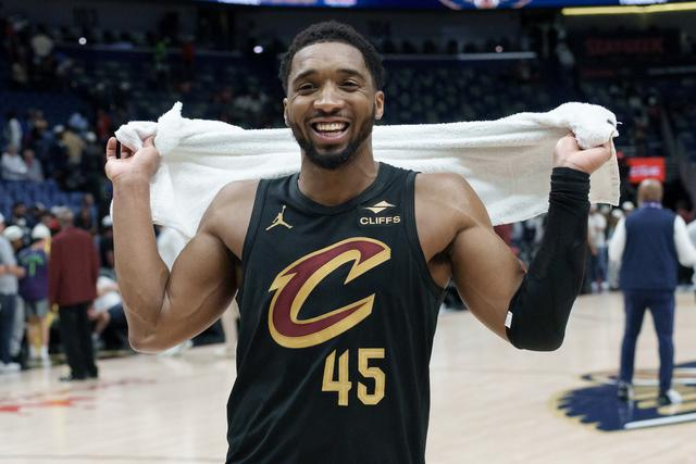 米切尔哈登联手逆转鹈鹕 关键进球定乾坤