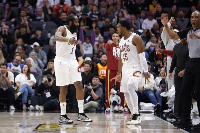 米切尔哈登联手逆转鹈鹕 关键进球定乾坤