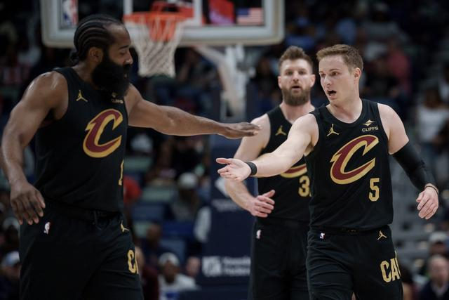 米切尔哈登联手逆转鹈鹕 关键进球定乾坤