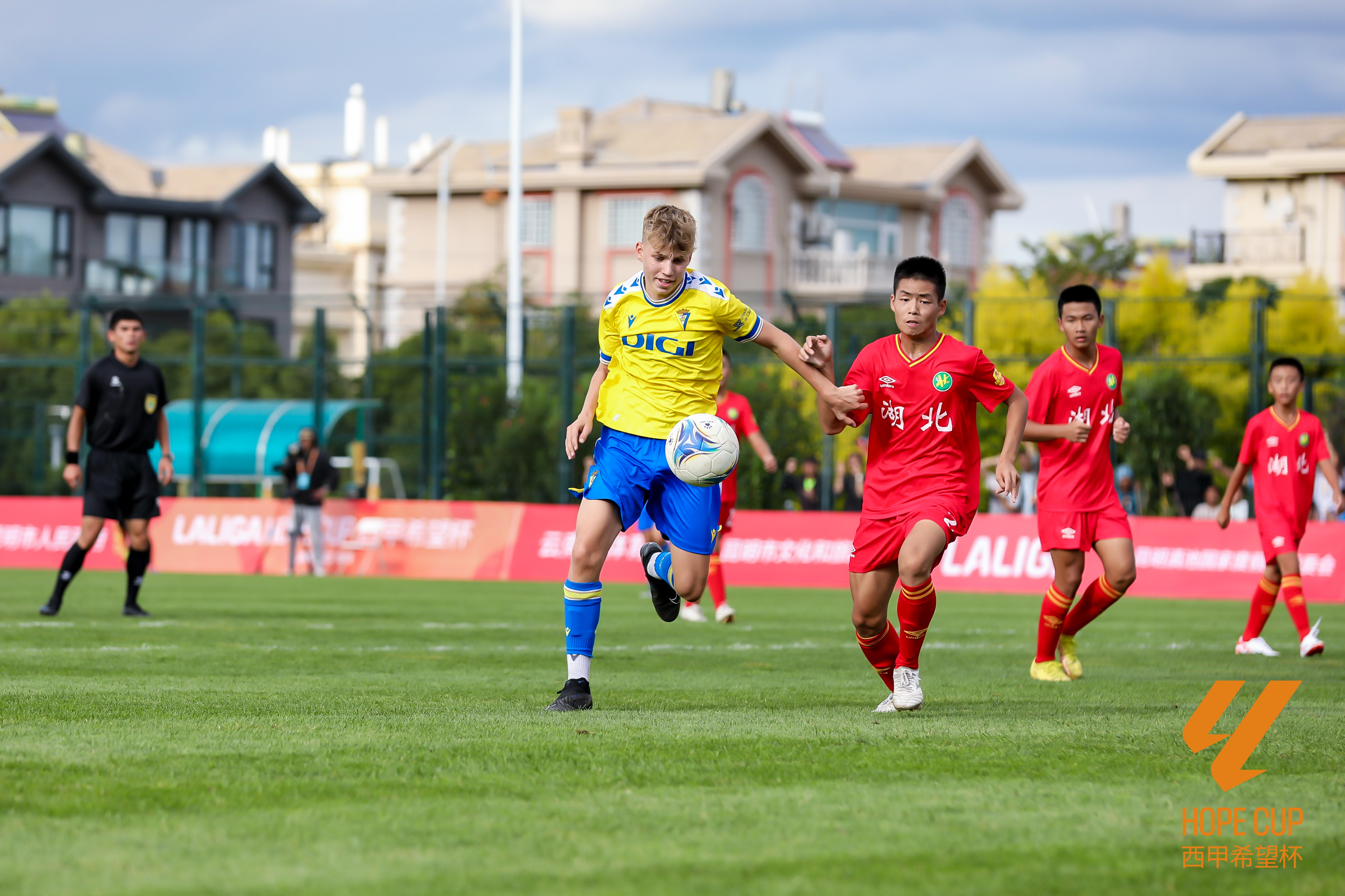 西甲希望杯昆明启幕 中西青少年共绘足球未来蓝